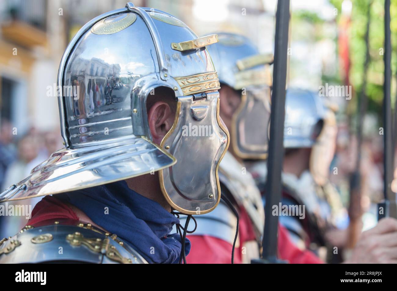 Reenacteurs portant un casque galea, ancien romain. Réplique de l'équipement personnel militaire romain Banque D'Images