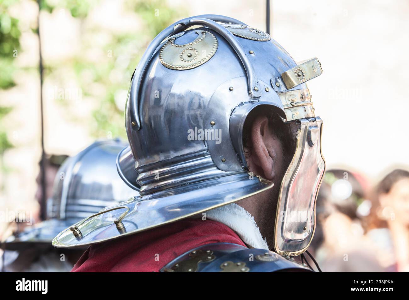 Reenacteurs portant un casque galea, ancien romain. Réplique de l'équipement personnel militaire romain Banque D'Images