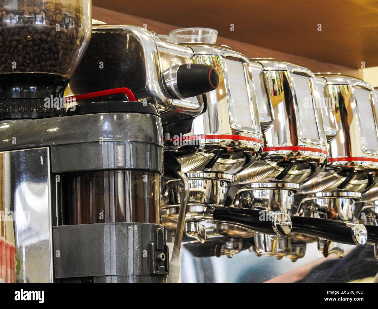 Une machine à espresso italienne traditionnelle et un moulin à café sont prêts à l'emploi. Personne n'est en train de mettre l'accent sur les outils du commerce Banque D'Images