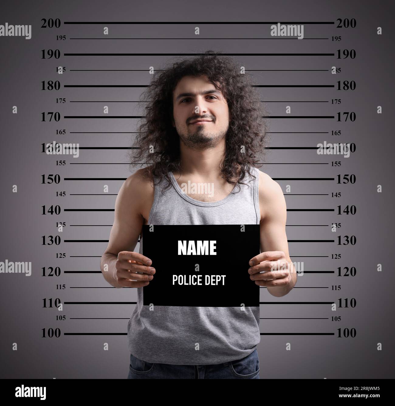 Coup de feu criminel. Homme arrêté avec une carte vierge contre le tableau de hauteur Banque D'Images