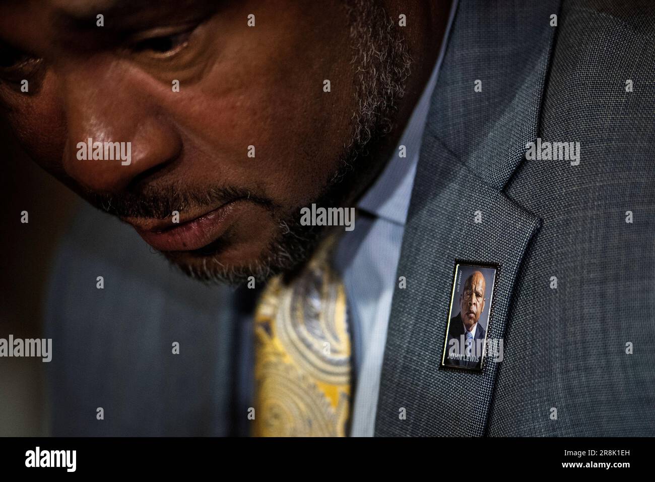 Washington, Vereinigte Staaten. 21st juin 2023. James McDonald, un ami proche de l'ancien Représentant américain John Lewis (démocrate de Géorgie), porte une épingle du nouveau timbre, avant la cérémonie de dévoilement du timbre en l'honneur de l'icône des droits civils et de l'ancien Représentant américain John Lewis (démocrate de Géorgie), Dans le hall de la statuaire au Capitole des États-Unis à Washington, DC, mercredi, 21 juin 2023. Credit: Rod Lamkey/CNP/dpa/Alay Live News Banque D'Images
