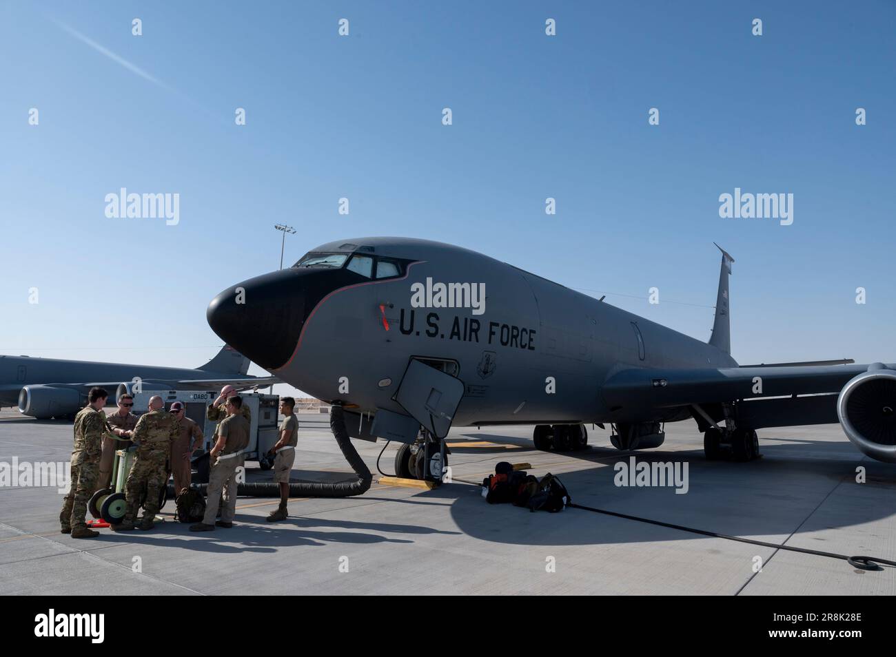 ÉTATS-UNIS Les aviateurs affectés à l'escadron de ravitaillement en vol expéditionnaire 912th effectuent un contrôle en amont d'un KC-135 Stratotanker à la base aérienne Al Udeid, Qatar, 17 juin 2023. Le KC-135 est prêt à se déployer rapidement et à permettre des missions de vol dans l'AOR USCENTCOM, en révisant des comportements de plus en plus dangereux et peu professionnels dans la région. (États-Unis Photo de la Force aérienne par le sergent d'état-major Emily Farnsworth) Banque D'Images