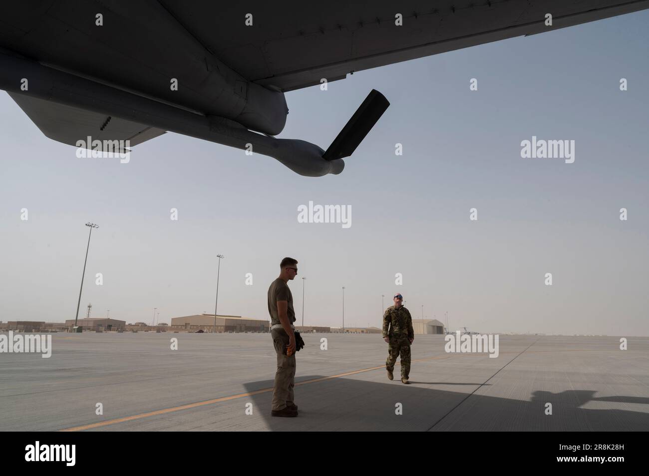 ÉTATS-UNIS Les aviateurs affectés à l'escadron de ravitaillement en vol expéditionnaire 912th effectuent un contrôle en amont d'un KC-135 Stratotanker à la base aérienne Al Udeid, Qatar, 15 juin 2023. Le KC-135 est prêt à se déployer rapidement et à permettre des missions de vol dans l'AOR USCENTCOM, pour contrer des comportements de plus en plus dangereux et peu professionnels dans la région. (É.-U. Photo de la Force aérienne par le sergent d'état-major Emily Farnsworth) Banque D'Images