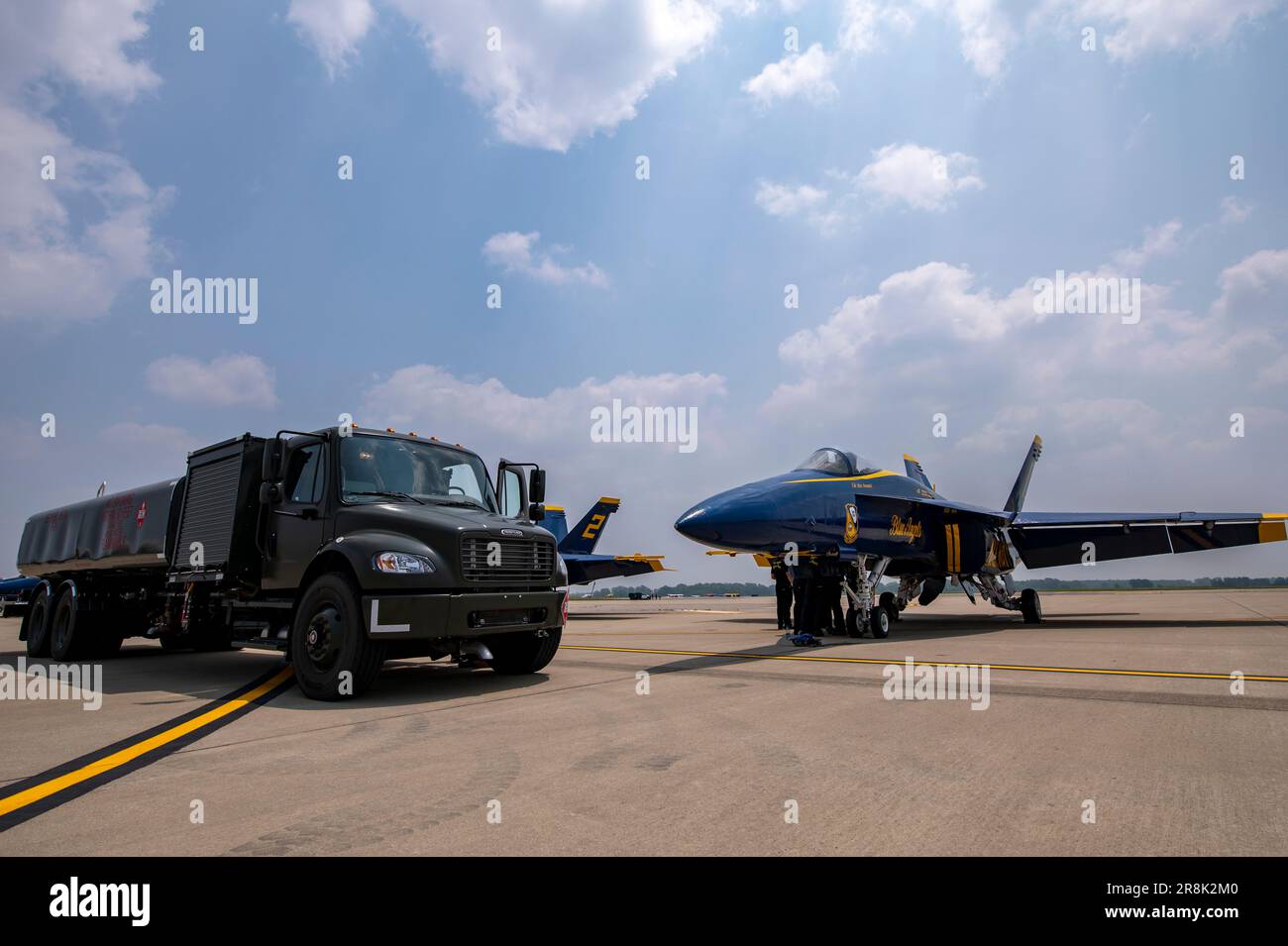 A ÉTATS-UNIS Navy Blue Angel attend le ravitaillement en carburant d'un camion-citerne de l'aile 121st sur la ligne de vol avant un spectacle à la base de la Garde nationale de l'air de Rickenbacker pendant le spectacle aérien de Columbus, 17 juin 2023. Le salon de l'aéronautique a présenté plus de 20 avions militaires et civils, dont un KC-135 Stratotanker de la 121st Air ravitailling Wing, qui a servi de base d'opérations pour les avions militaires participant au salon. (É.-U. Photo de la Garde nationale aérienne par Tech. Sgt Wendy Kuhn) Banque D'Images
