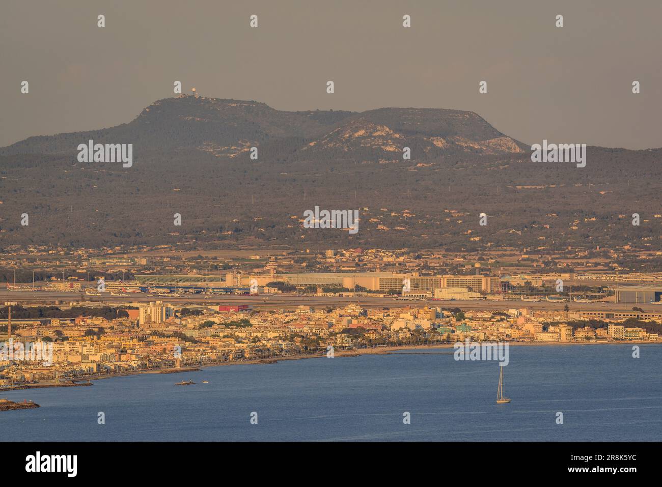 Aéroport de Palma et montagne de Puig de Randa au coucher du soleil, vu du point de vue de Na Burguesa (Majorque, Iles Baléares, Espagne) Banque D'Images