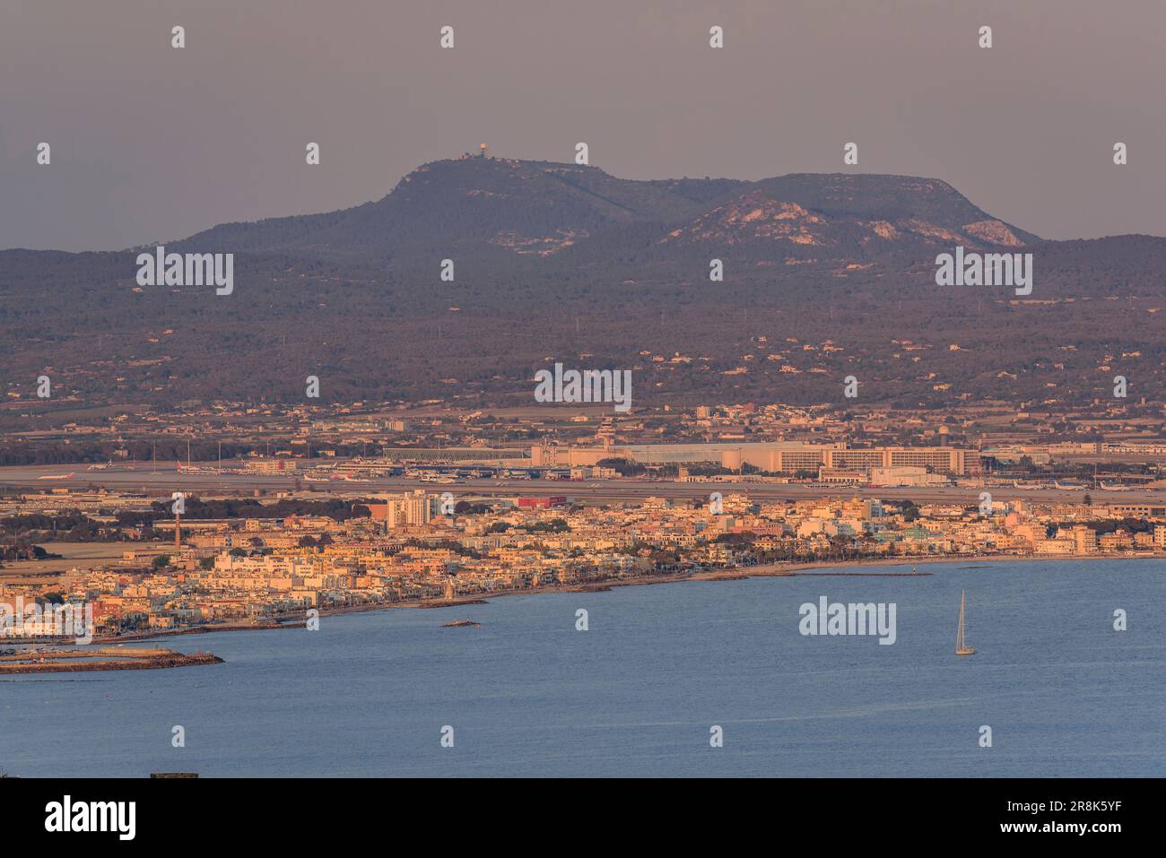 Aéroport de Palma et montagne de Puig de Randa au coucher du soleil, vu du point de vue de Na Burguesa (Majorque, Iles Baléares, Espagne) Banque D'Images
