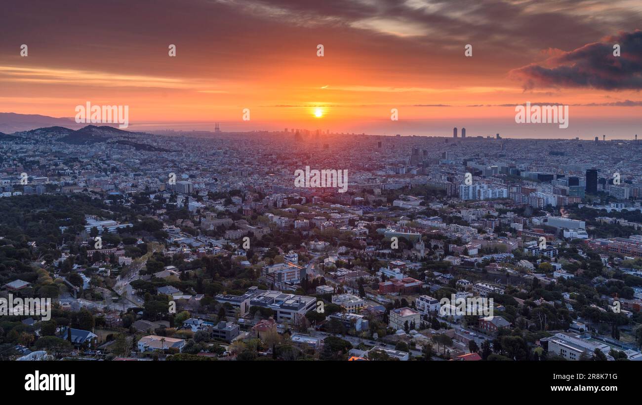 Lever de soleil rougeâtre sur la ville de Barcelone vu du sommet de Sant Pere Màrtir, à Collserola (Barcelone, Catalogne, Espagne) Banque D'Images