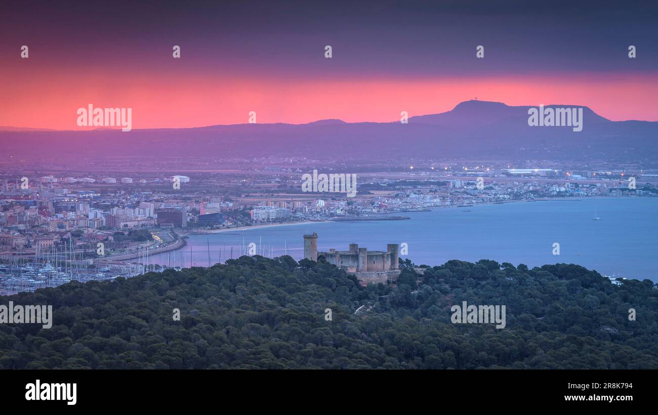 Château de Bellver, pic de Puig de Randa et baie de Palma à l'aube et au lever du soleil, vu du point de vue de Na Burguesa (Majorque, Iles Baléares, Espagne) Banque D'Images