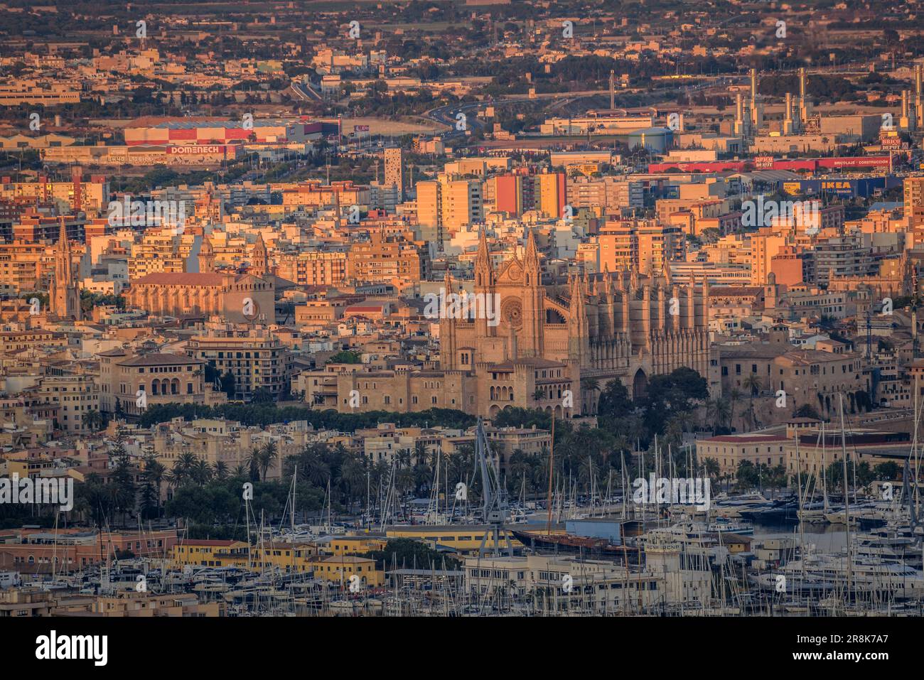 Cathédrale et la ville de Palma de Majorque au coucher du soleil, vue du point de vue de Na Burguesa (Majorque, Iles Baléares, Espagne) Banque D'Images