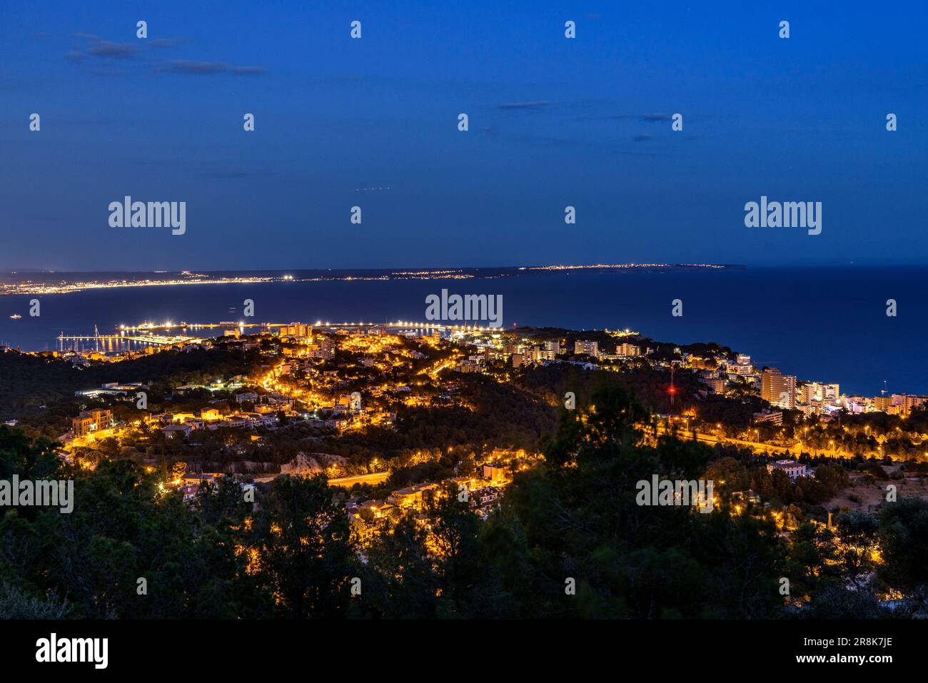 Ville de Palma de Majorque la nuit, vue du point de vue de Na Burguesa (Majorque, Iles Baléares, Espagne) ESP: Ciudad de Palma de Mallorca de Noche Banque D'Images