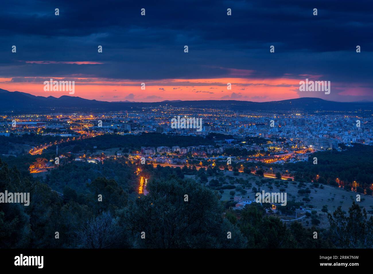 Ville de Palma de Majorque la nuit, vue du point de vue de Na Burguesa (Majorque, Iles Baléares, Espagne) ESP: Ciudad de Palma de Mallorca de Noche Banque D'Images