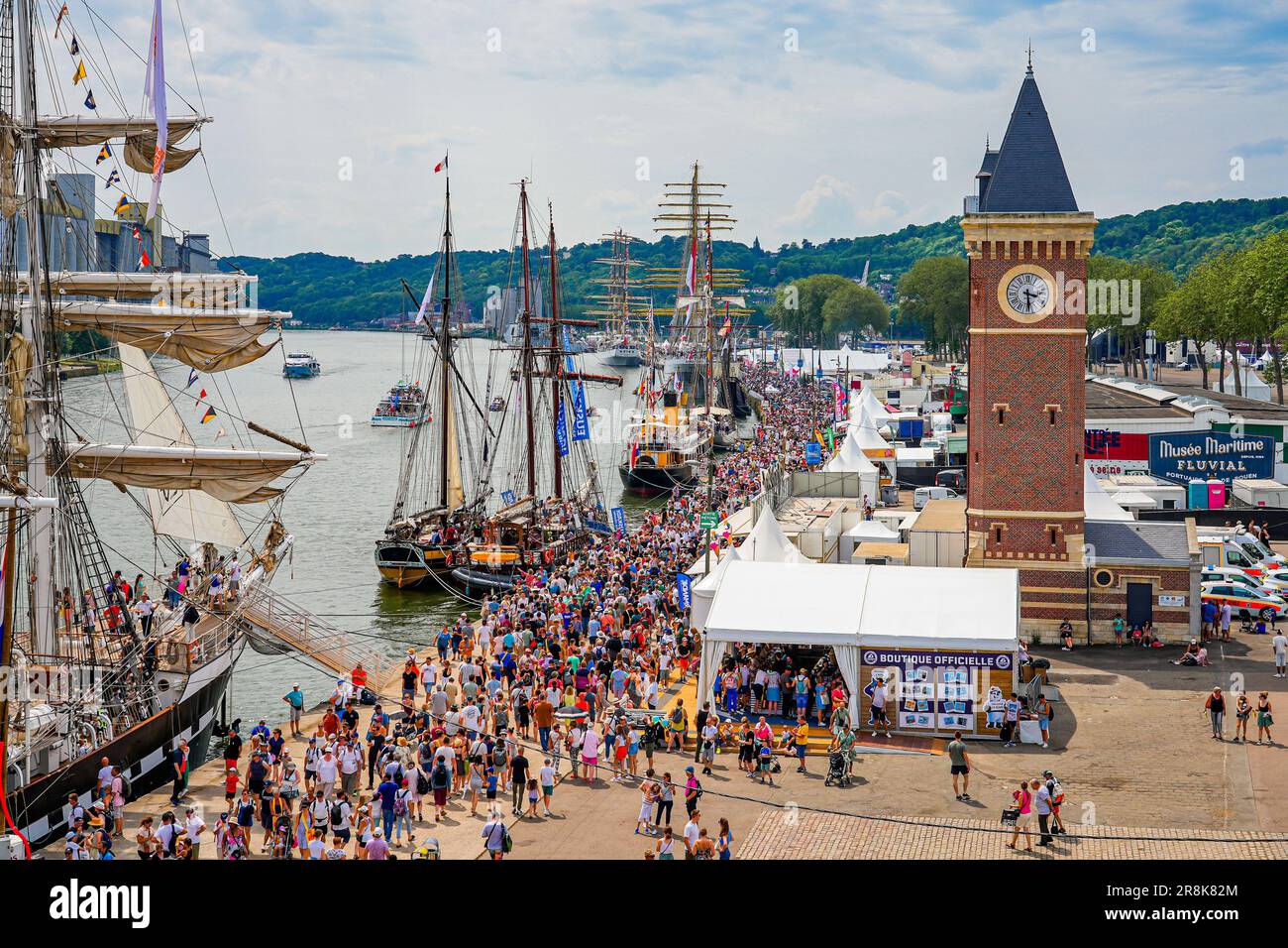 Rouen, France - 17 juin 2023 : vieux voiliers amarrés à côté d'une jauge de marée sur les quais de Seine à Rouen en Normandie pour l'Armada, un populaire Banque D'Images