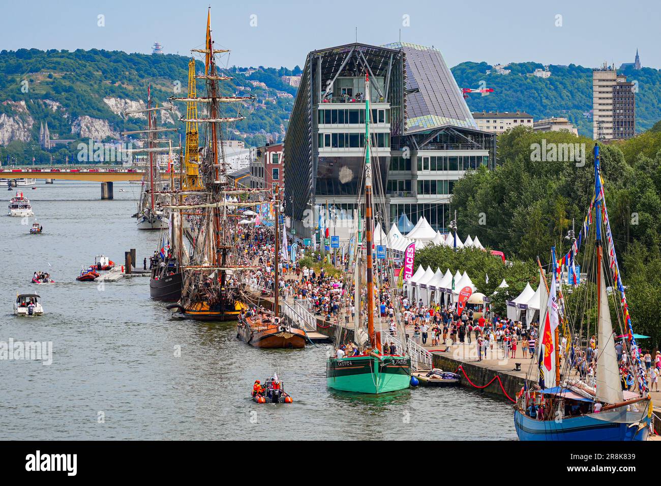 Rouen, France - 17 juin 2023 : vieux voiliers amarrés sur les quais de Seine à Rouen en Normandie pour l'Armada, une populaire internationale de la diviseur Banque D'Images