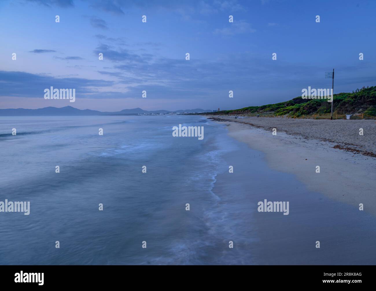 Lever de soleil d'été sur une jetée en bois sur une plage à Platja de Muro (Majorque, Iles Baléares, Espagne) ESP: Amanecer veraniego en un muelle de madera en Muro Banque D'Images