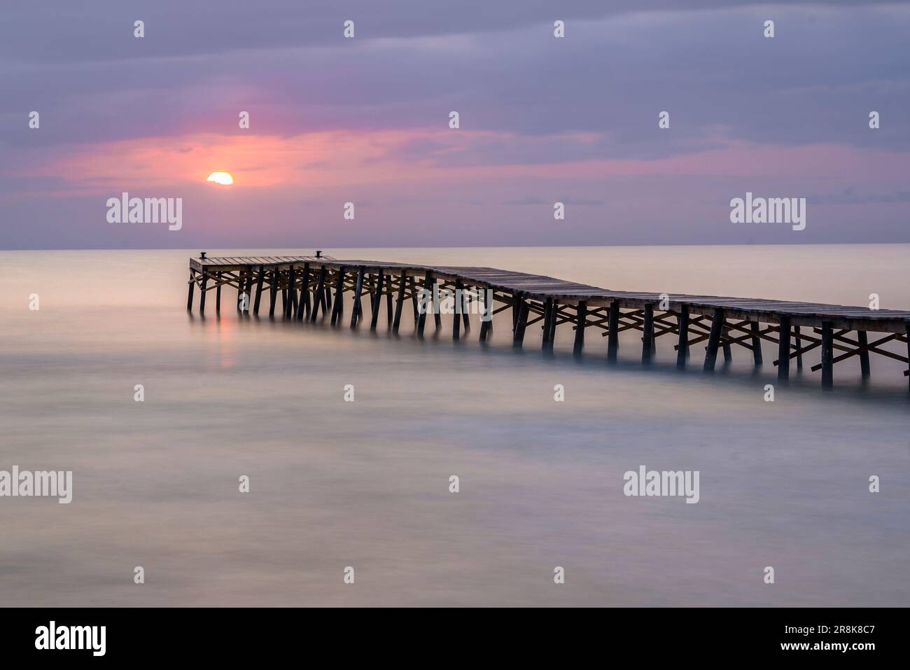 Lever de soleil d'été sur une jetée en bois sur une plage à Platja de Muro (Majorque, Iles Baléares, Espagne) ESP: Amanecer veraniego en un muelle de madera en Muro Banque D'Images