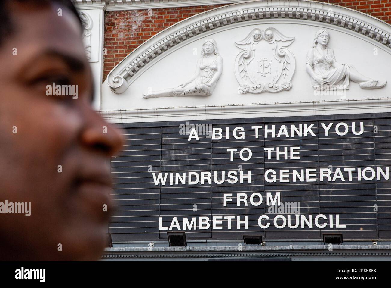 Londres, Royaume-Uni. 21st juin 2023. Hommage à la génération Windrush, marquant 75 ans après le premier amarrage d'un navire immigré au quai de Tilbury, HMT Empire Windrush est vu au cinéma rity de Brixton. La génération de Windrush sont surtout des Afro-Caraïbes qui sont arrivés entre 1948 et le début de 1970s dans la première grande vague d'immigrants noirs au Royaume-Uni (photo de Thabo Jaiyesimi/SOPA Images/Sipa USA) crédit: SIPA USA/Alay Live News Banque D'Images