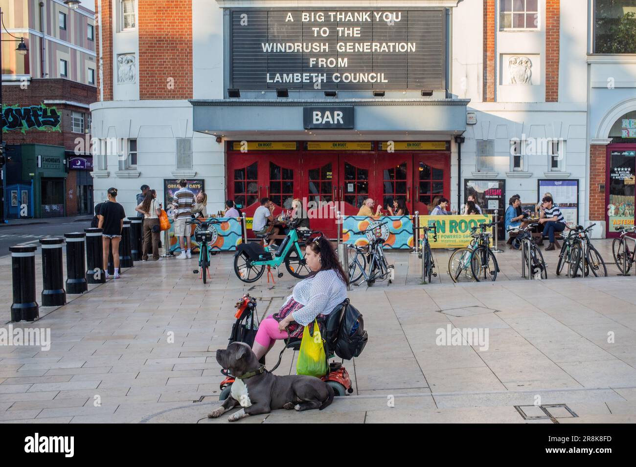 Londres, Royaume-Uni. 20th juin 2023. Hommage à la génération Windrush, marquant 75 ans après le premier amarrage d'un navire immigré au quai de Tilbury, HMT Empire Windrush est vu au cinéma rity de Brixton. La génération de Windrush sont surtout des Afro-Caraïbes qui sont arrivés entre 1948 et le début de 1970s dans la première grande vague d'immigrants noirs au Royaume-Uni Credit: SOPA Images Limited/Alay Live News Banque D'Images