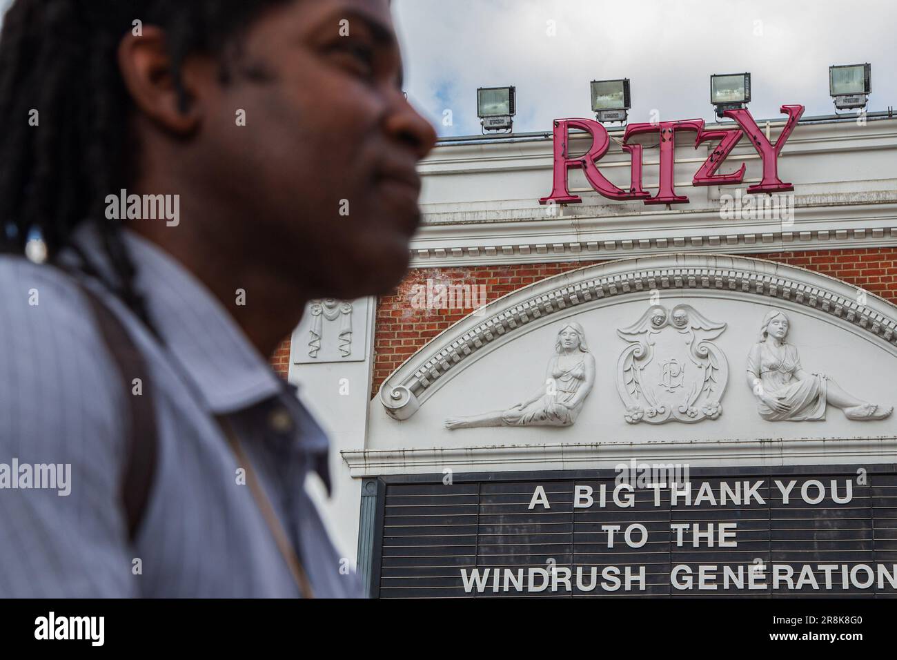 Londres, Royaume-Uni. 21st juin 2023. Hommage à la génération Windrush, marquant 75 ans après le premier amarrage d'un navire immigré au quai de Tilbury, HMT Empire Windrush est vu au cinéma rity de Brixton. La génération de Windrush sont surtout des Afro-Caraïbes qui sont arrivés entre 1948 et le début de 1970s dans la première grande vague d'immigrants noirs au Royaume-Uni Credit: SOPA Images Limited/Alay Live News Banque D'Images