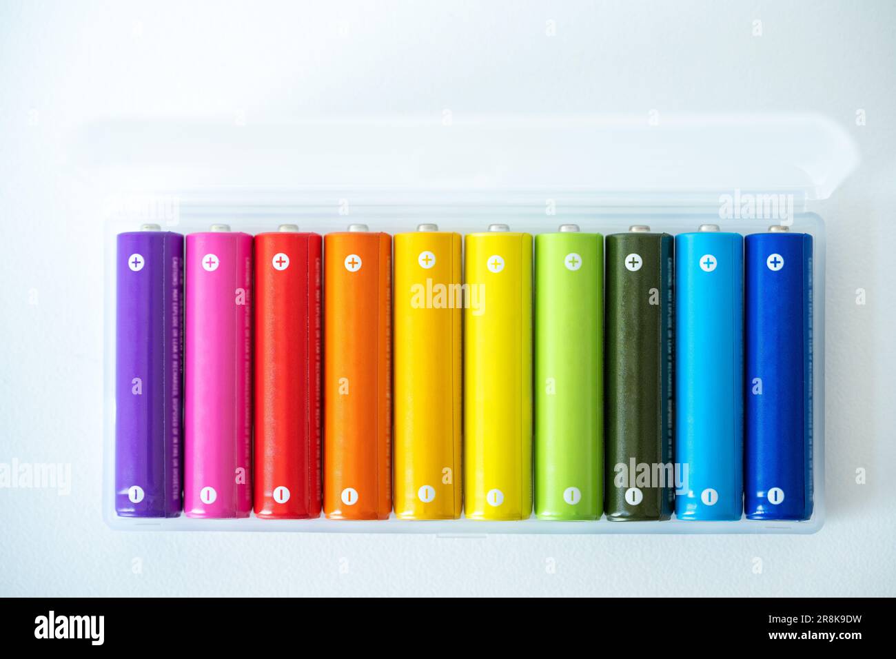 Nouvelle pile AAA colorée dans une boîte en plastique, accumulateur rechargeable, gros plan des piles alcalines Banque D'Images