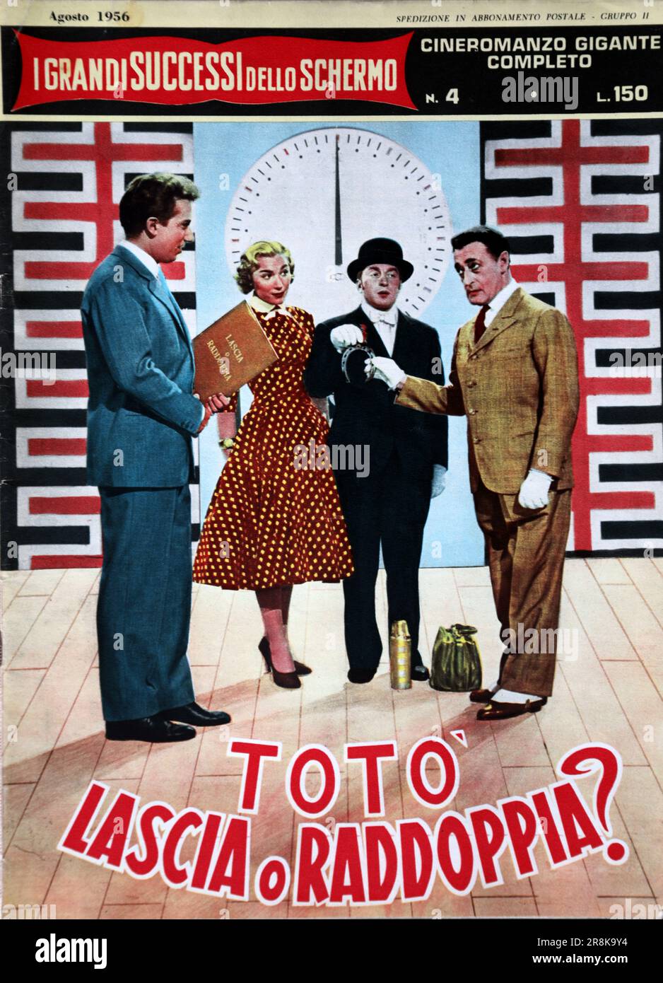 1956 , ITALIE : la personnalité de la télévision italienne MIKE BONGIORNO ( 1924 - 2009 ), l'hôte de Tele Quiz LASCIA O RADDOPPIA . Couverture d'un magazine italien illustré ' Cineromanzo ' dédié à son film ' Totò Lascia o Raddoppia ' , réalisé par Camillo Mastrocinque , avec Totò ( Antonio de Curtis ), Carlo CRoccolo et Edy Campagnoli . Tout l'histoire de film de jouer scène après scène sous la forme de FOTOROMANZO ( fotoromanzi ), image après image avec dialogues . Photographe inconnu . - PRESENTATORE TELEVISIVO - QUIZ SHOW - TELEVISIONE - broadcast - broadcast - Italia - RAI - radio Televisio Banque D'Images