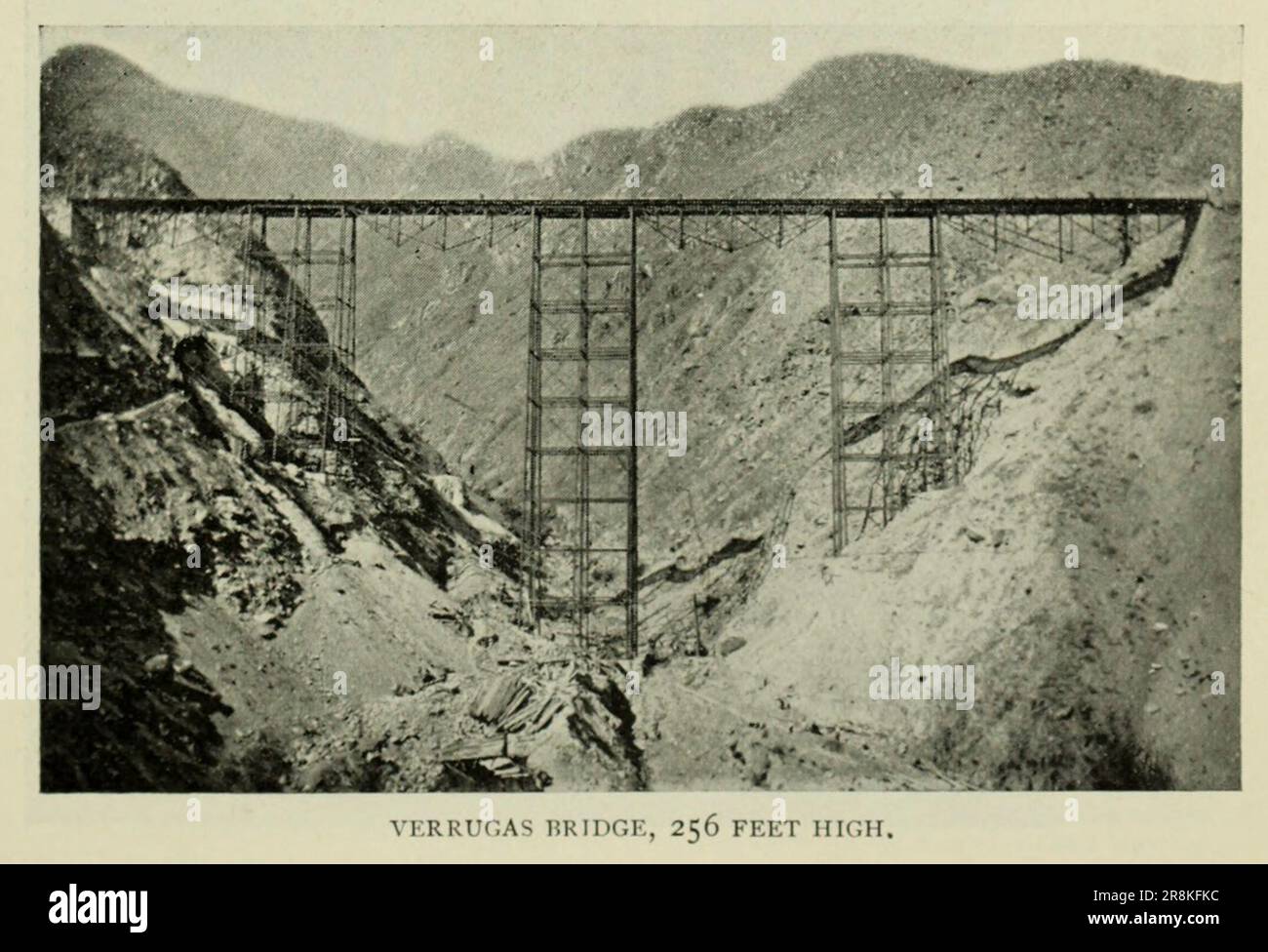 Pont de VERRUGAS, à 256 pieds de haut des chemins DE FER de L'Article MOUNTAIN DES RÉGIONS MINIÈRES. Par James R. Maxiocl. Du magazine Engineering CONSACRÉ AU PROGRÈS INDUSTRIEL Volume X octobre 1896 NEW YORK The Engineering Magazine Co Banque D'Images