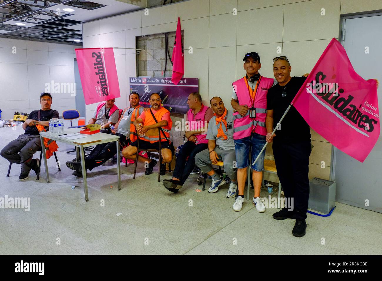 Marseille, France. 20th juin 2023. Un groupe de nettoyeurs en grève du syndicat « Solidaire ». Dixième jour de grève des agents de propreté de la société 'LASER PROPRETE' qui ne collectent plus les poubelles de la gare Saint Charles de Marseille ou celles des stations de métro. Les demandes concernent les conditions de travail et les retenues salariales injustifiées. Crédit : SOPA Images Limited/Alamy Live News Banque D'Images