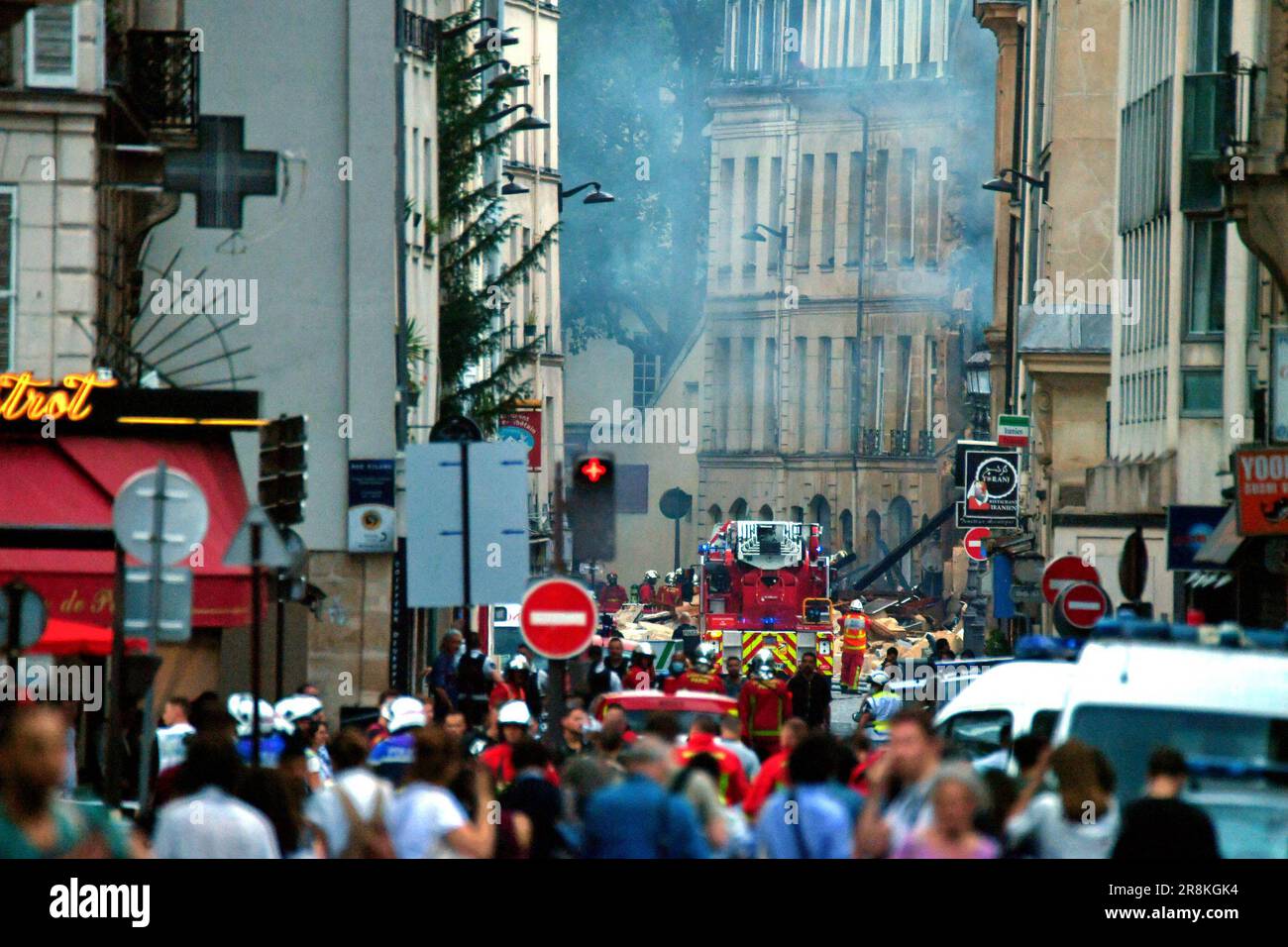 Paris, France, le 21/06/2023, Une forte explosion a déclenché mercredi un incendie qui a envoyé de la fumée s'envoler sur le monument du Panthéon en dôme et a provoqué l'évacuation des bâtiments du quartier. Les autorités ont déclaré que 33 personnes avaient été blessées, dont quatre grièvement, tandis que deux autres avaient disparu. L'explosion a frappé une école de design populaire auprès des étudiants étrangers dans le 5th arrondissement de la capitale française, ou district, en bordure du quartier latin, provoquant l'effondrement du bâtiment. Les secouristes étaient toujours en train de chercher dans les décombres deux personnes disparues qui n'avaient pas été comptabilisées. P Banque D'Images