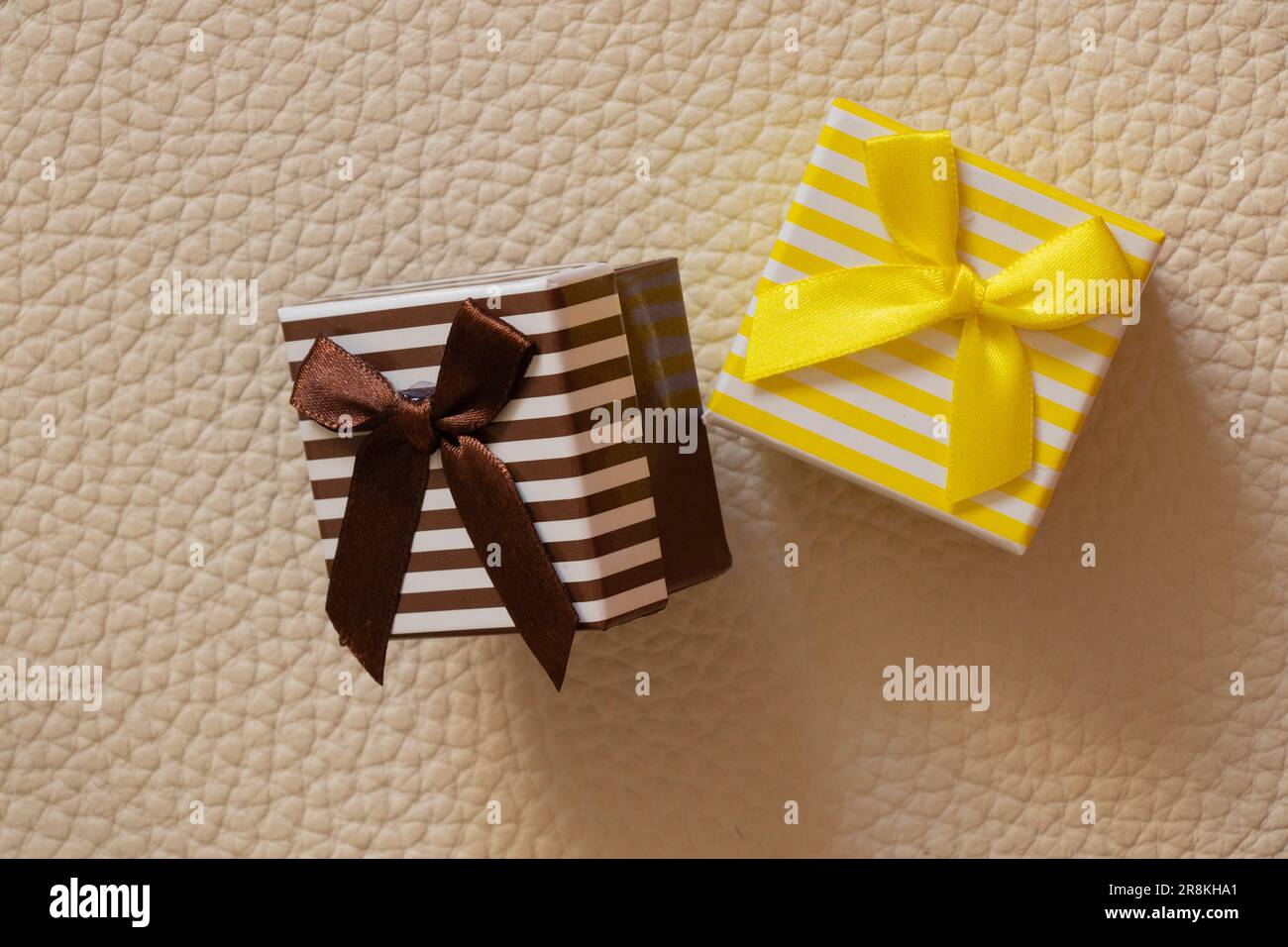 boîte cadeau rayée sur fond en cuir Banque D'Images