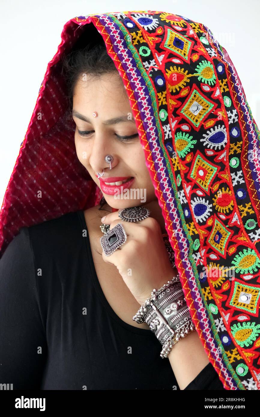 Portrait de femme indienne en gros plan dans une tenue traditionnelle. Portant dupatta rose avec travail kanch kuchhi, bordure de travail kachchi et ornements oxydés Banque D'Images