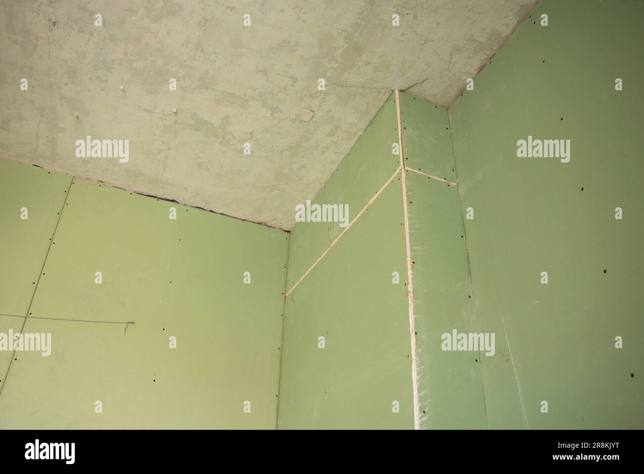 le mur est gainé de plâtrier vert résistant à l'humidité dans l'appartement, travaux de rénovation à la maison Banque D'Images