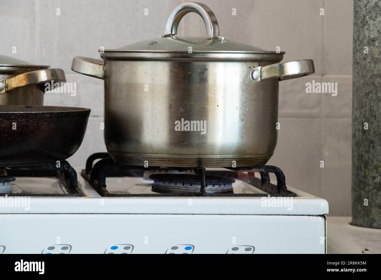 des pots sont sur le poêle à gaz dans la cuisine à la maison, cuire sur le poêle Banque D'Images