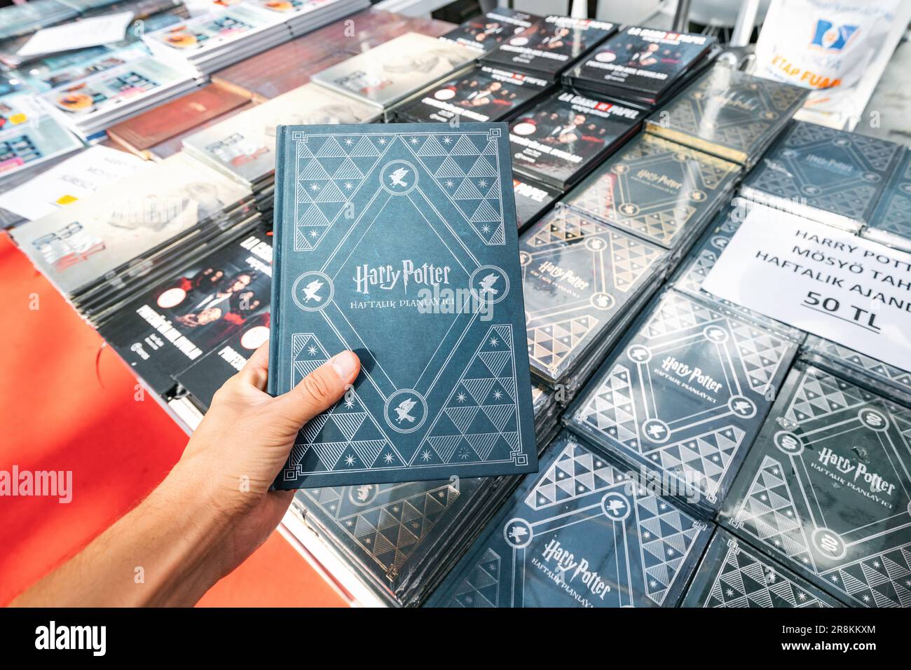 28 octobre 2022: Antalya, Turquie: Livre Harry Potter en main à la foire du livre turc Banque D'Images