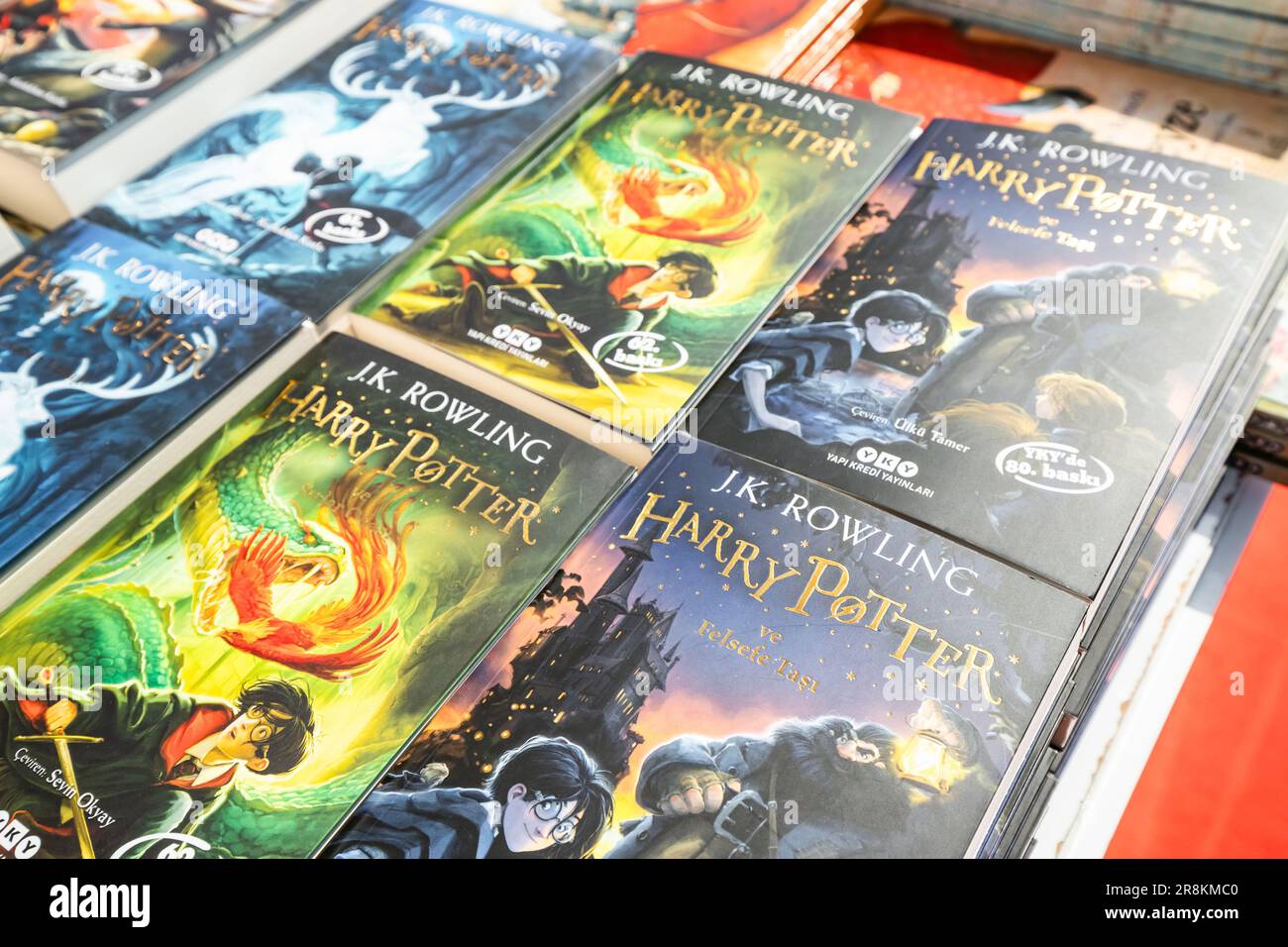 28 octobre 2022: Antalya, Turquie: Livre Harry Potter en main à la foire du livre turc Banque D'Images
