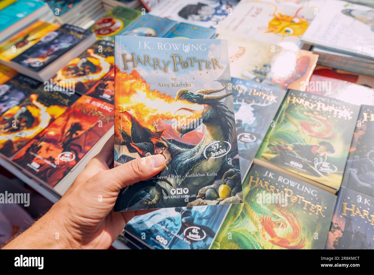 28 octobre 2022: Antalya, Turquie: Livre Harry Potter en main à la foire du livre turc Banque D'Images