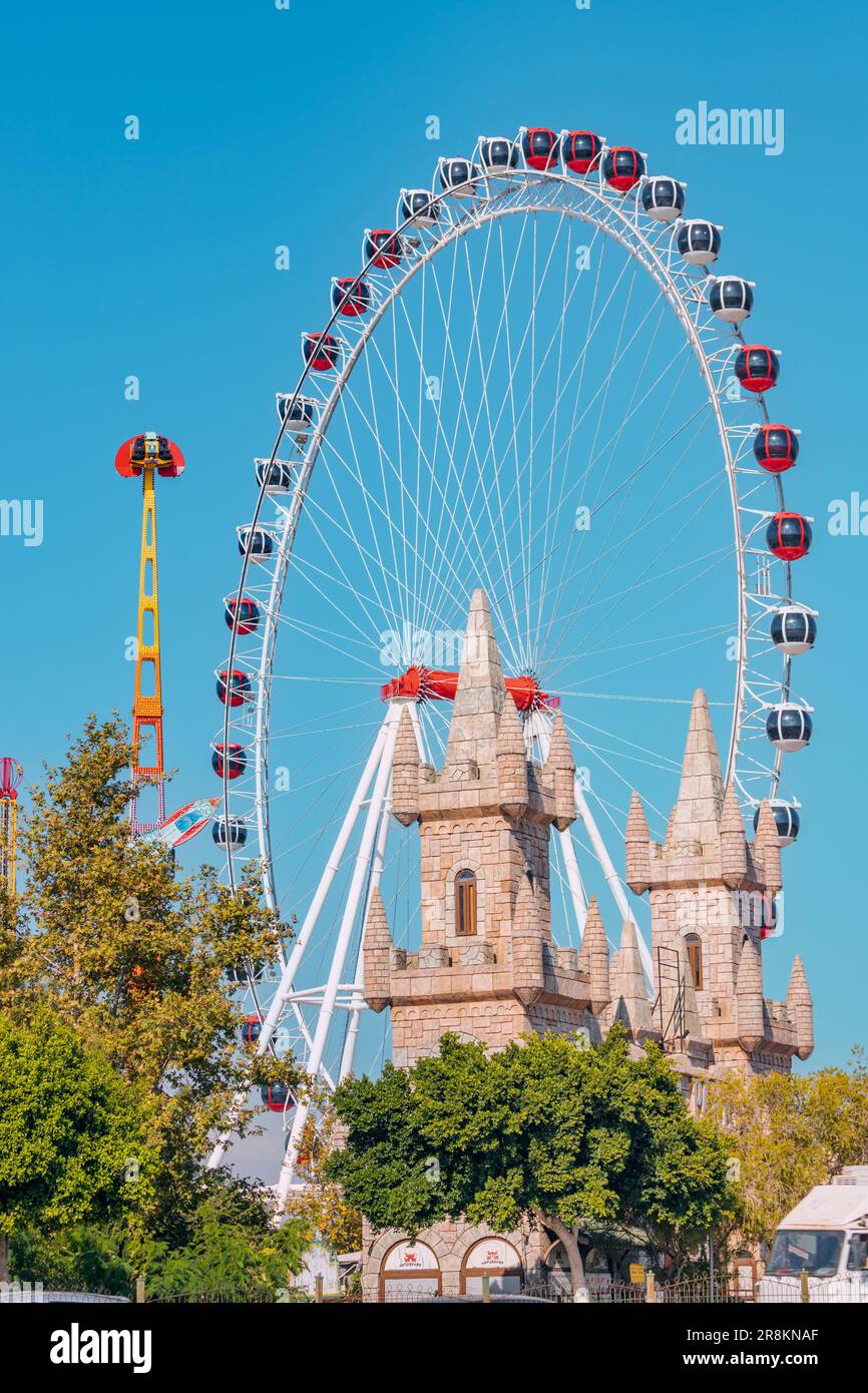 5 novembre 2022, Antalya, Turquie: Grande roue dans le parc d'attractions  d'Aktur. Divertissement et concept équitable. Vue sur les cabines et les  gondoles Photo Stock - Alamy