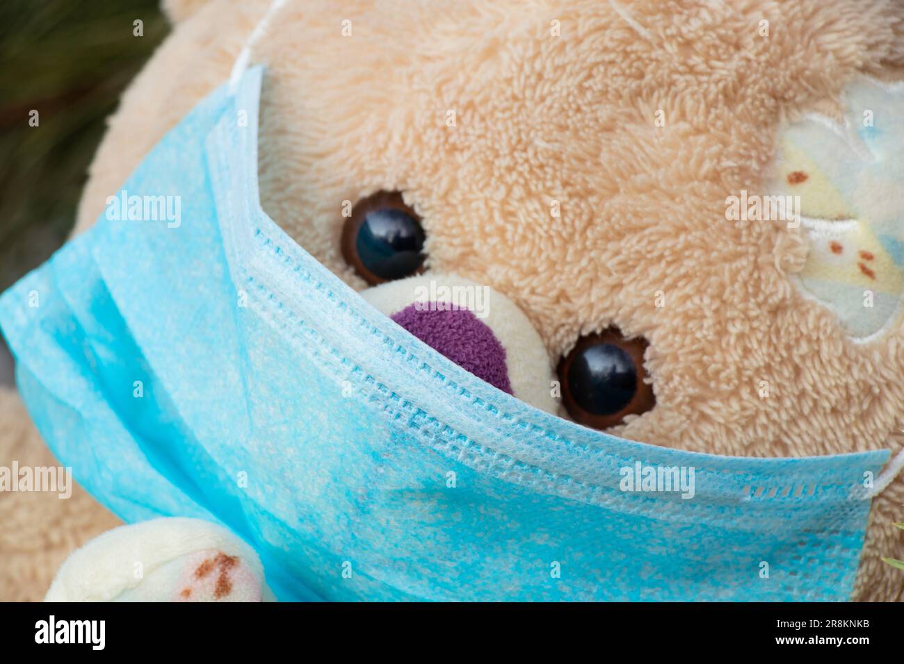 masque médical sur un ours en peluche en gros plan Banque D'Images