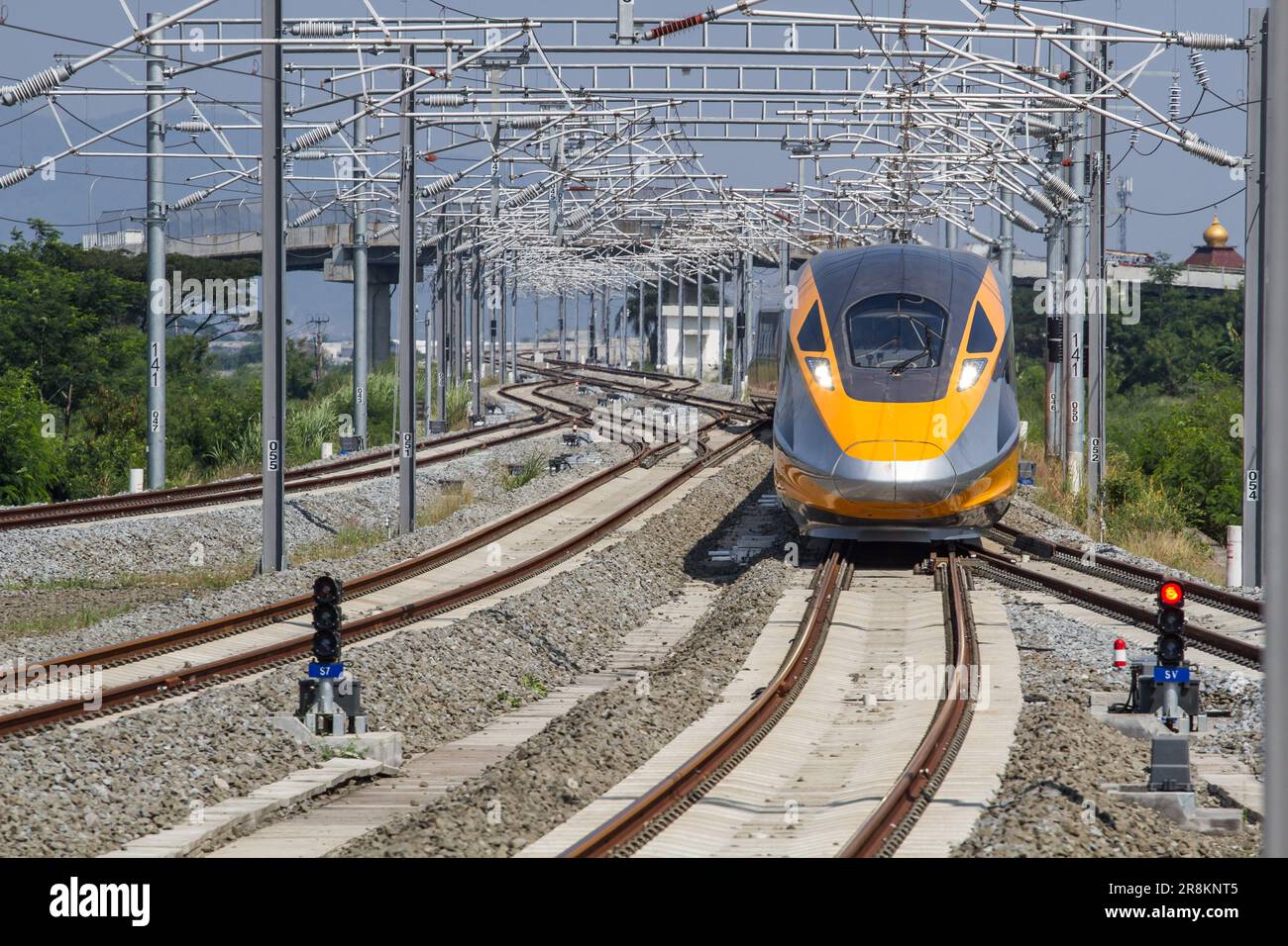 Bandung, Java-Ouest, Indonésie. 22nd juin 2023. Le train d'inspection complet (CIT) est vu pendant l'essai à la gare de Tegalluar à Bandung. Le train à grande vitesse Jakarta-Bandung (KCJB) devrait être opérationnel à la mi-août. L'opérateur prétend que le projet est maintenant terminé à 91 %. Au cours du dernier essai, le train a atteint la vitesse maximale de 385 kilomètres à l'heure. (Credit image: © Algi Febri Sugita/ZUMA Press Wire) USAGE ÉDITORIAL SEULEMENT! Non destiné À un usage commercial ! Banque D'Images