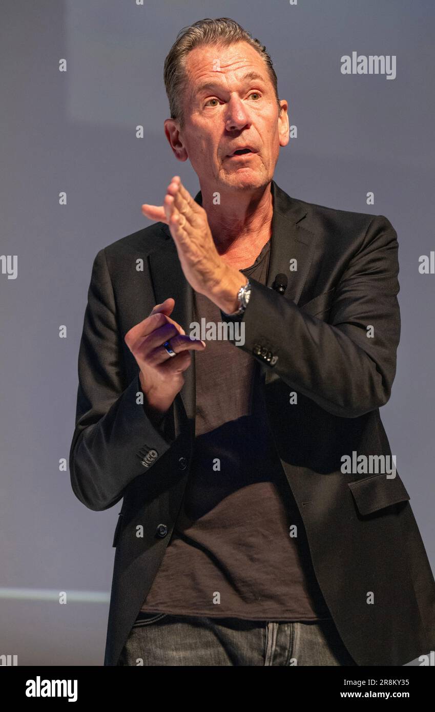 Cannes, France - 21 juin 2023: Mathias Döpfner (Président-directeur général Axel Springer se) et Alyson Shontell (rédacteur en chef, Chef de la gestion DE contenu FORTUNE) ont assisté sur scène pendant l'ai et le paysage médiatique - débloquer de nouvelles opportunités de croissance - session Axel Springer aux Lions de Cannes 2023 © ifnm press Banque D'Images