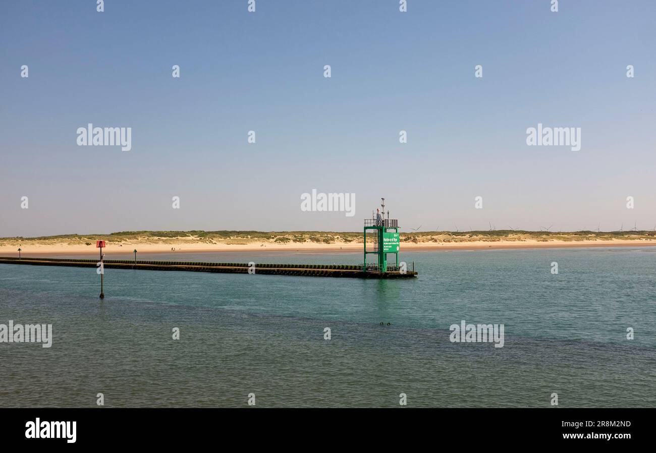 Rye East Sussex , Angleterre Royaume-Uni - entrée de la rivière Rother avec les plages de Camber Sands derrière à Sussex Wildlife Trust Rye Harbour nature Reserve Banque D'Images