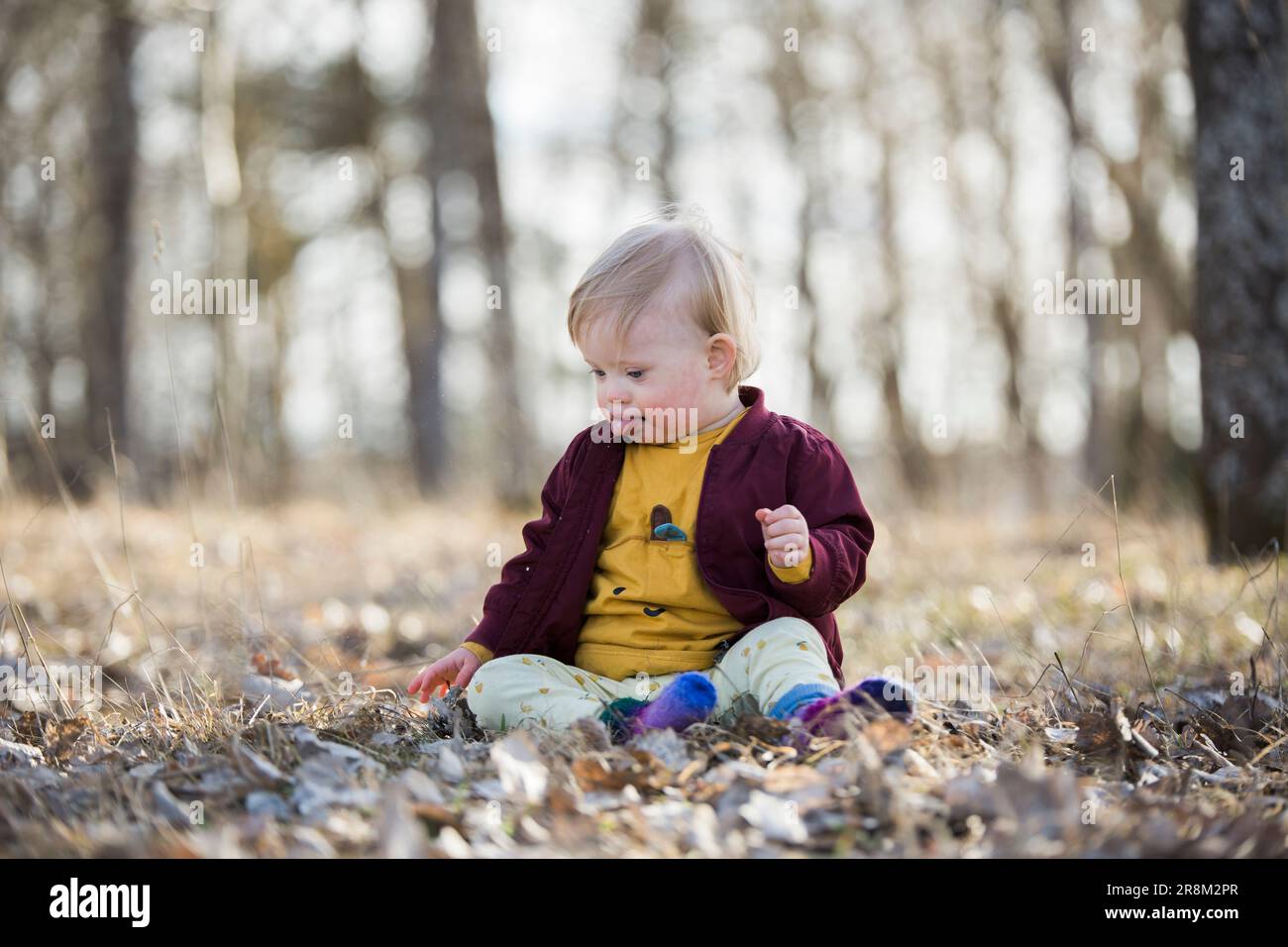 Tout-petit avec le syndrome de Down qui colle à la langue Banque D'Images
