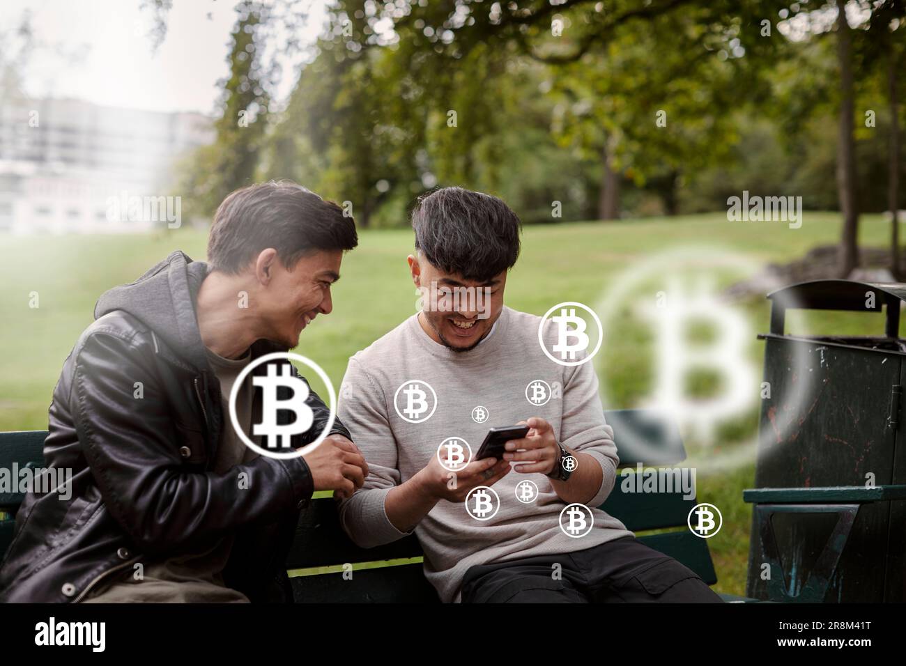 Des amis de sexe masculin vérifient les taux de crypto de bitcoin sur le téléphone Banque D'Images