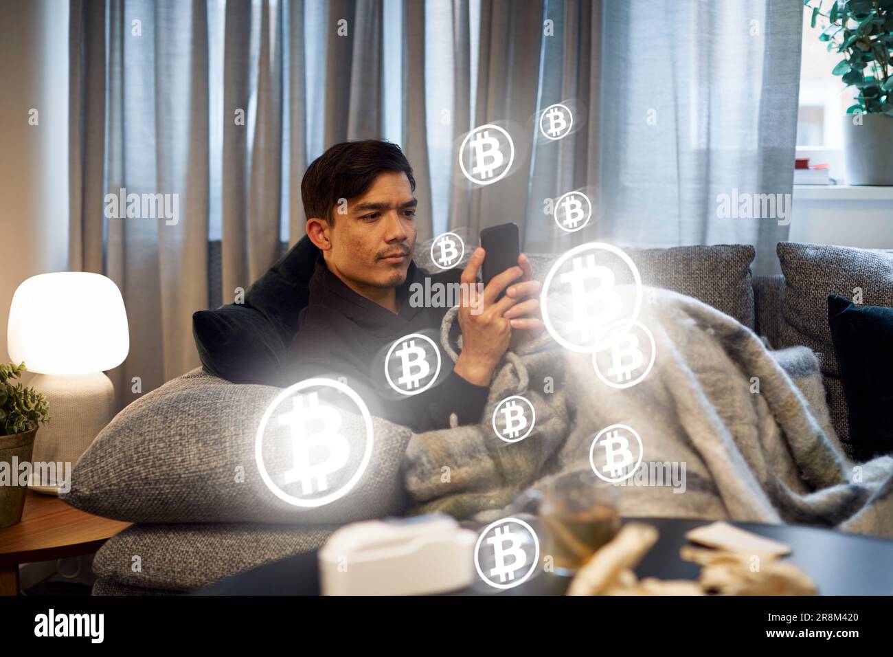 Homme vérifiant les taux de la crypto-monnaie bitcoin sur le téléphone Banque D'Images