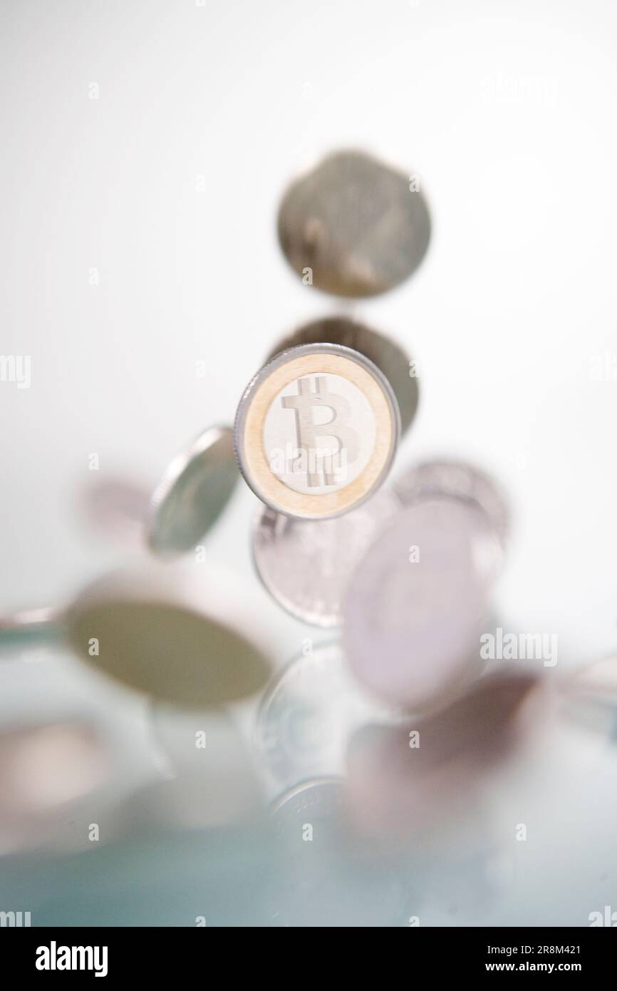 Chute de pièces de monnaie avec symbole de crypto-monnaie bitcoin Banque D'Images