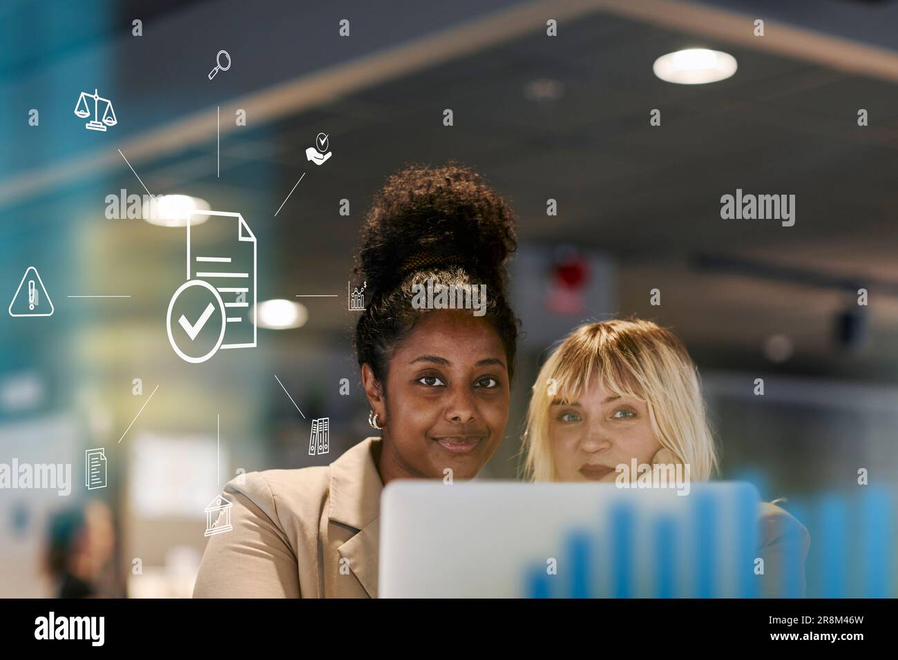 Souriante, femme au bureau, icône de l'ordinateur au premier plan Banque D'Images