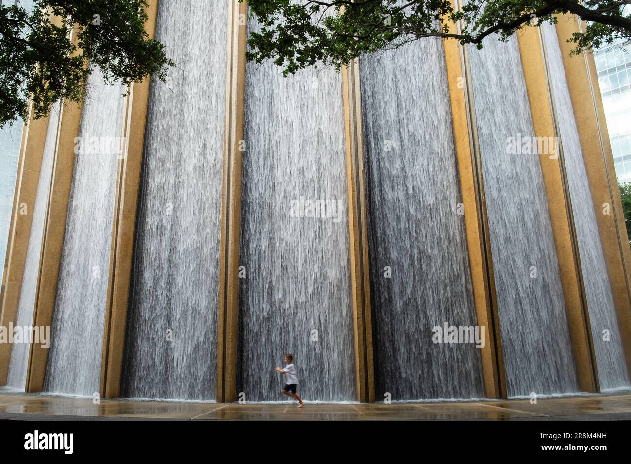 Texas, États-Unis. 21st juin 2023. Un enfant joue et se rafraîchit au parc Waterwall de Houston, Texas, États-Unis, 21 juin 2023. Une vague de chaleur « oppressive » continue de brûler l'État du Texas, dans le centre-sud des États-Unis, où les températures à trois chiffres devraient durer pendant les prochains jours, ont déclaré les prévisionnistes mercredi. Credit: Chen Chen/Xinhua/Alay Live News Banque D'Images