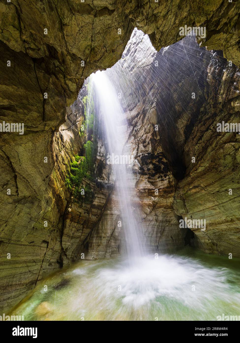 Longue exposition de cascade dans la grotte Banque D'Images