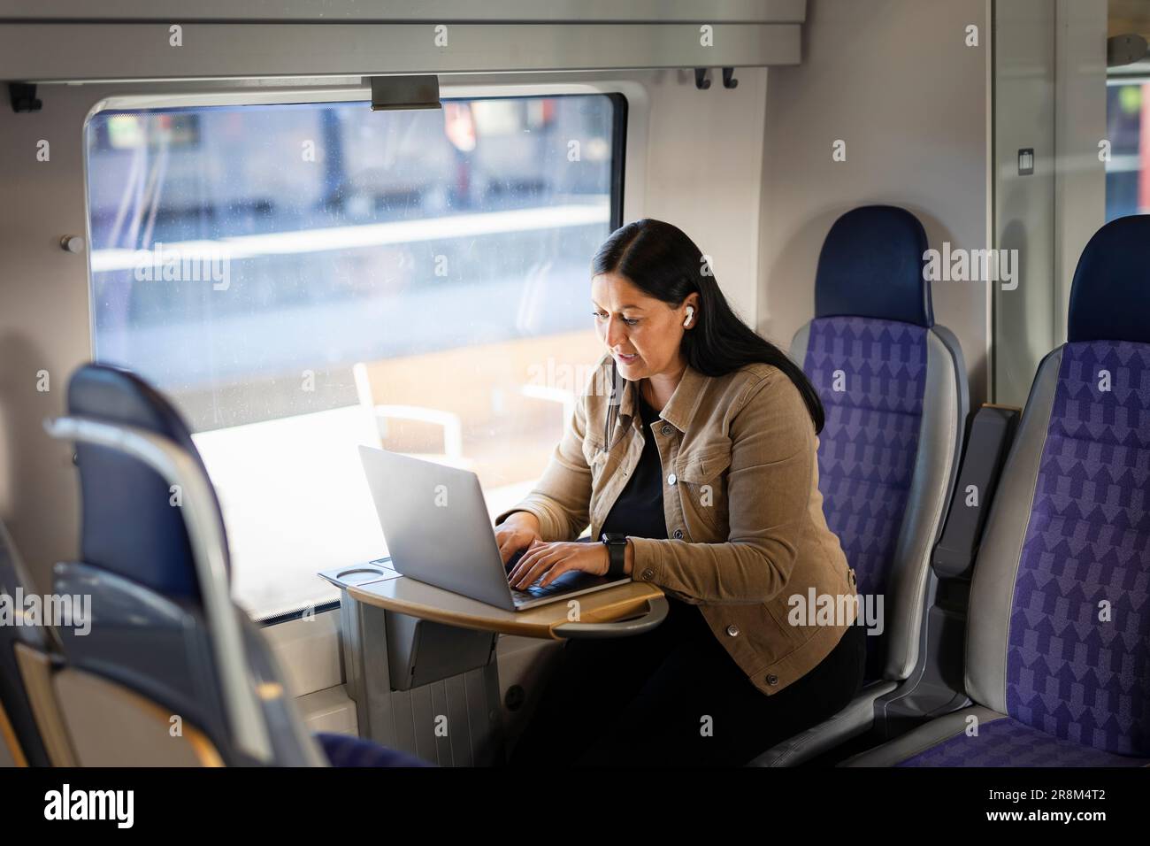 Femme adulte de taille moyenne en train utilisant un ordinateur portable Banque D'Images