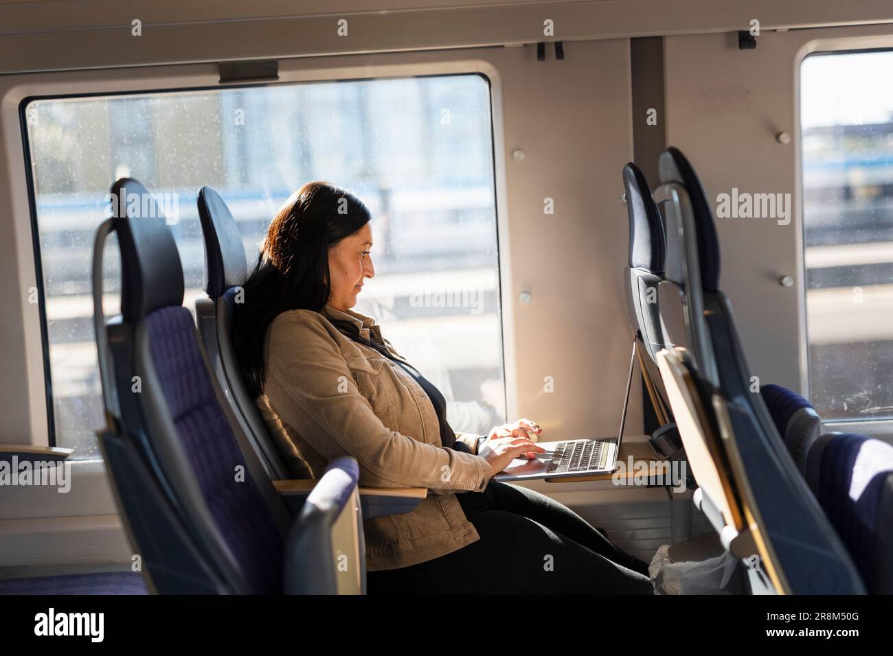 Femme adulte de taille moyenne en train utilisant un ordinateur portable Banque D'Images