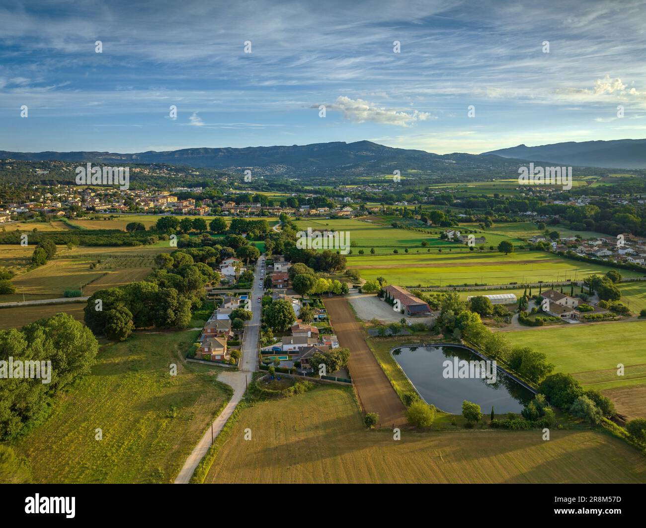 Vue aérienne du village de Santa Eulàlia de Ronçana et des urbanisations et des environnements ruraux qui l'entourent. Vallès Oriental, Barcelone Espagne Banque D'Images