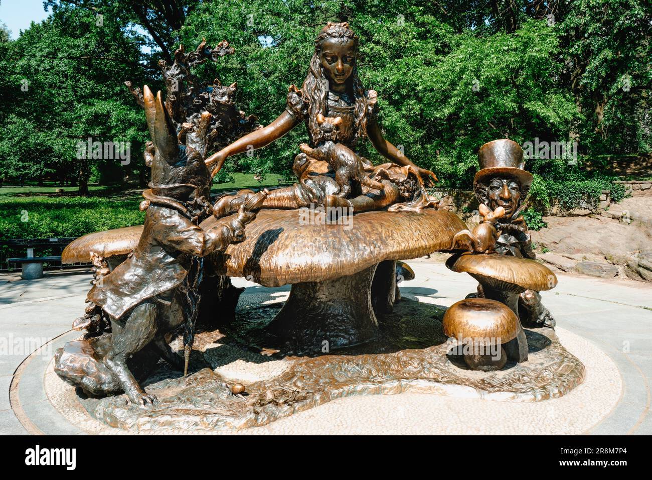 New York, États-Unis - 18 mai 2023 : monument d'Alice au pays des merveilles, à Central Park, à New York, États-Unis, le jour du printemps Banque D'Images